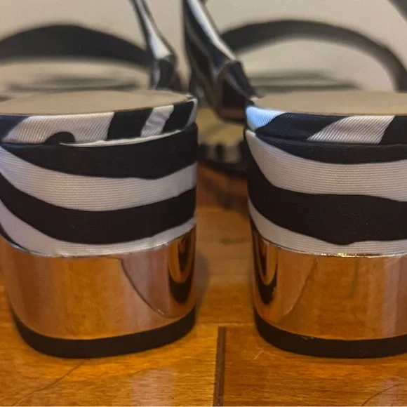 Ann Taylor Black and white sandals - Picture 2 of 3